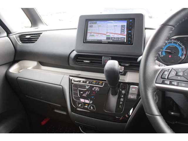インパネシフトですので、運転席足元もゆったり、広々快適です♪助手席へのウォークスルーも楽々可能！