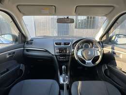 洗練されたインパネデザインが魅力！質感の高い素材と使いやすさを兼ね備えたインパネは、乗るたびに気分が高まる上質な空間を演出。見た目だけでなく操作性にも優れており、ドライバーも同乗者も快適に過ごせます。