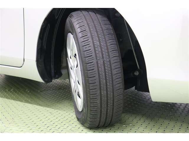 タイヤサイズ　185/65R15。お洒落なデザインのホイールキャップを装着しています。
