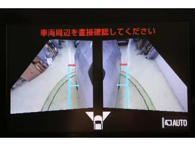 左右側面カラーモニターも装備。駐車枠や隣のクルマなど周囲との位置関係がよくわかり、駐車しやすいですよ。運転席からは目視できない助手席側の側面も見えますので、路肩に幅寄せする際なども安心です。