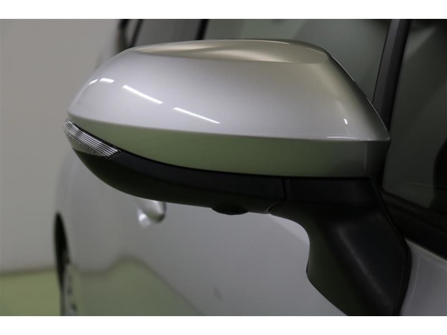 バイカラーでスマートなウインカーミラーです。ウインカーミラーはお洒落なだけでなく、対向車や歩行者からの視認性が良く安全性が向上し、事故防止にもつながります。