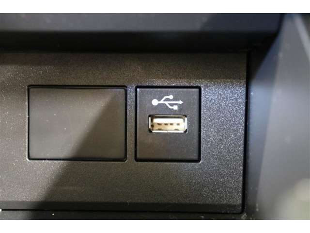 USBポートが装備されています。iPhoneやスマートフォンを繋いで音楽を再生したり、充電したり。車内にあると便利なアイテムのひとつですね！