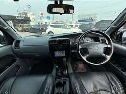 【室内】コックピット。車内もキレイで嫌な臭いもありません！ご納車後の臭いが付きにくくなる「空気触媒コーティング」もあります。