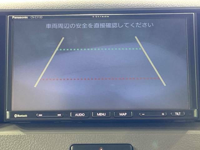 【バックカメラ】駐車時に後方がリアルタイム映像で確認できます。大型商業施設や立体駐車場での駐車時や、夜間のバック時に大活躍！運転スキルに関わらず、今や必須となった装備のひとつです！