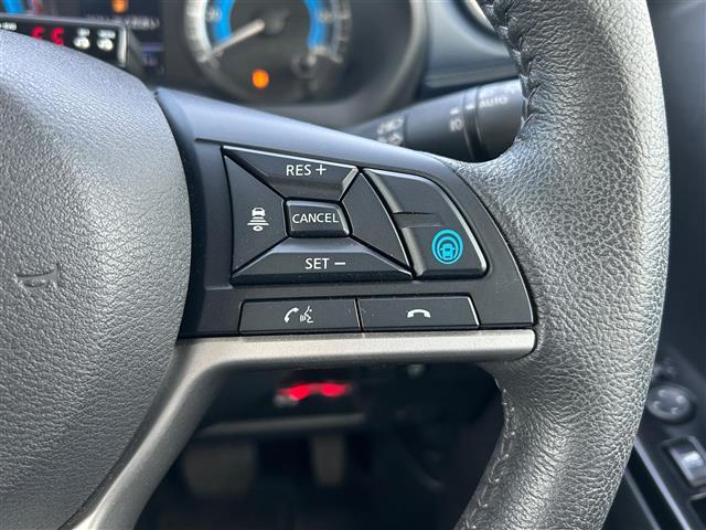 【プロパイロット】プロパイロットは、運転者が設定した車速を上限に先行車と車速に応じた車間距離を保ちながら、車線中央付近を走行するための運転操作を支援します。