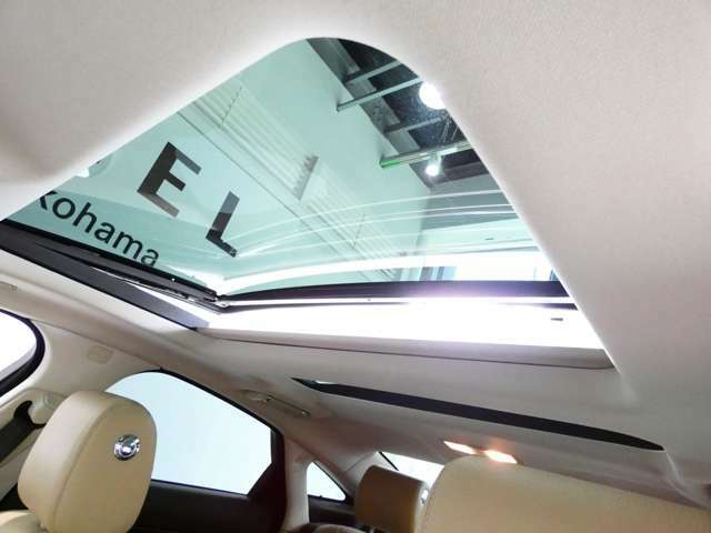 リアシート上まで延びるパノラミックサンルーフが、車内の明るさやスペース感を高めます！