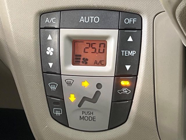 【オートエアコン】一度お好みの温度に設定すれば、車内の温度を検知し風量や温度を自動で調整。暑い…寒い…と何度もスイッチ操作をする必要はありません。快適な車内空間には必須の機能ですね♪