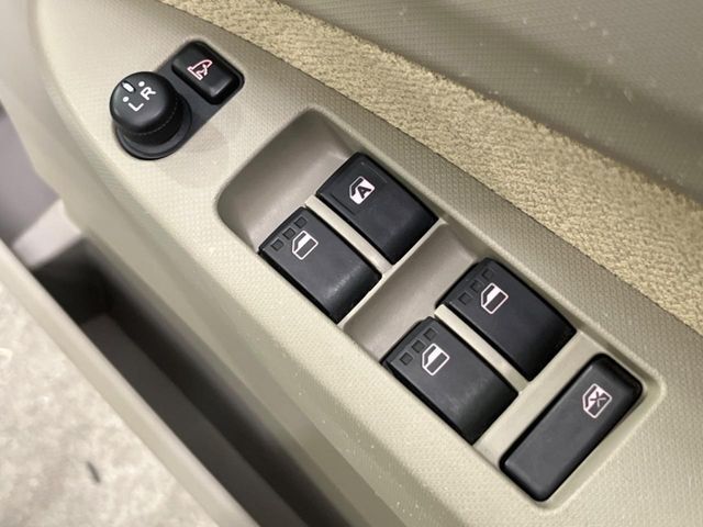 【電動格納ミラー】サイドミラーは電動格納式となっており、狭い駐車場でもキズがつくリスクを抑えられます。