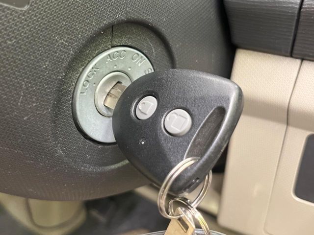 【キーレス】少し離れた場所からでもボタン一つでドアの開錠・施錠ができるのでとっても便利！ドアの鍵穴周りに傷をつけることもありません♪