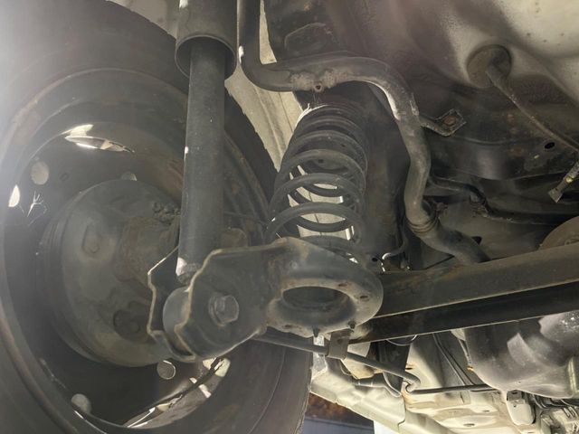お車を安心してお乗りいただく為には、足回りの定期点検が欠かせません。サービスサポート（有償保証）では無料点検もご提供しており、安心のカーライフをお過ごしいただけるサポート体制が整っています。