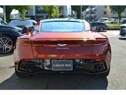 シナバーオレンジ　グロスブラックルーフパネル　20インチ10スポークディレクショナルグロスブラックDT　ブラックブレーキキャリパー　2トーンインテリア　ダークアッシュトリムインレイ