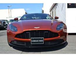 ジュエリーパック（ダーククローム）デュオトーンレザーインテリア　レザーカラーコンテンポラリー　コントラストステッチ　スパイシーレッドブローグ　パワーシートボルスター　DB11刺繍ヘッドレスト