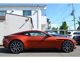 セスティアルパーフォレーション　電動コンソール　タッチパッドコントロール　ブラックレザーステアリングホイール　フロントシートヒーター　電動可倒式ヒーテッドドアミラー