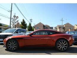 フロント＆リアパーキングセンサー　360°バーズアイカメラ　クルーズコントロール＆スピードリミッター　タイヤ空気圧モニタリング　アラーム＆イモビライザー　リモコン集中ドアロック・トランクリッドリリース