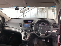 ご覧のように、視界が広く運転しやすいように設計されています。また、デュアルフルオートエアコンで快適です。