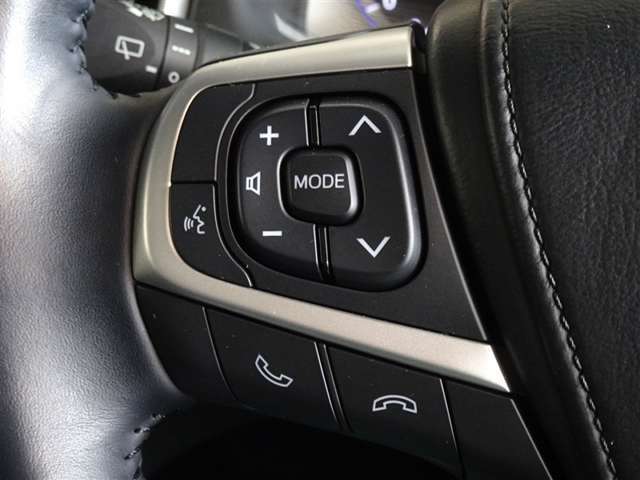 ステアリングスイッチでオーディオの操作・ハンズフリー通話ができます。