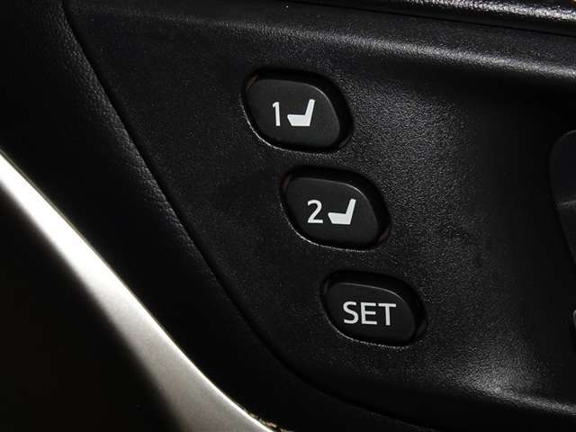 運転席のパワーシートは2名様分までメモリー機能付きです。