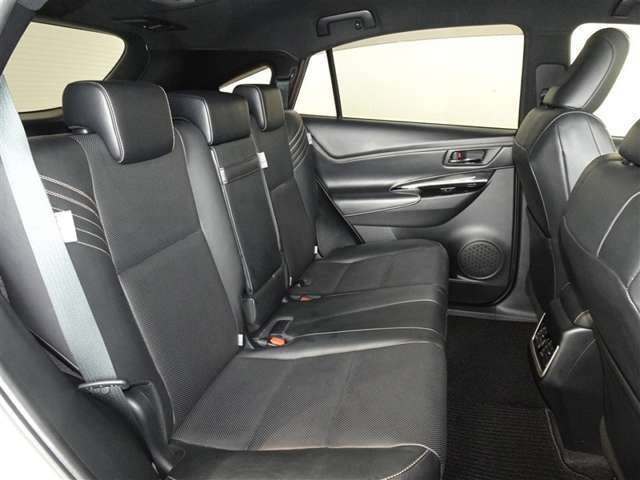 大人3人がゆったりできるスペースを確保しております。