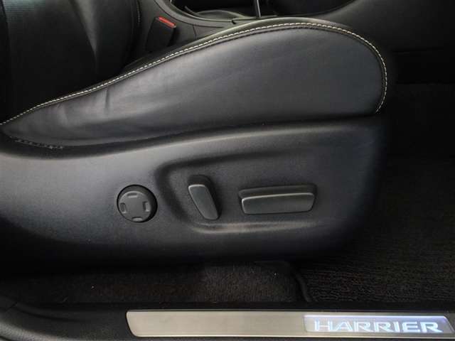パワーシート搭載。微妙な調整が手軽にでき、ピッタリのポジションで運転することが可能です。
