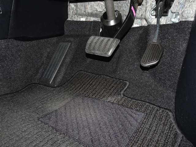 足元回り・フロアマットもしっかり洗浄しております。