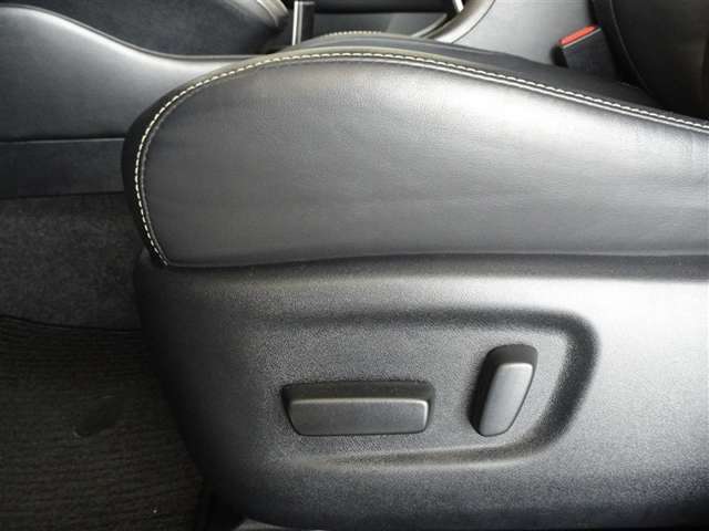 助手席にもパワーシートを搭載しています。