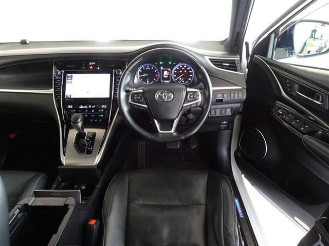 革巻きステアリングで快適な操作性の運転席です。