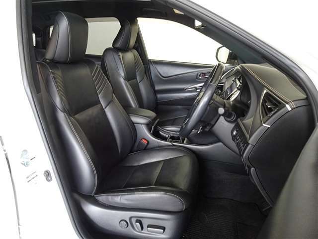 本革（一部）仕様のシートです。室内空間がぐっと優雅になります。