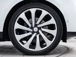 大口径の23インチ10スプリットスポークを装着！太めのスポークと立体的なデザインはレンジローバーの車体にマッチした必見の装備です。走行中も停車中もその存在感を感じ取れます。