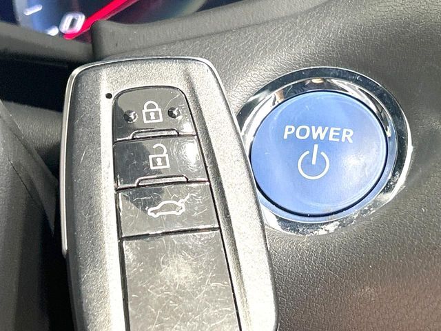 【スマートキー】カバンやポケットに入れたままでもドアの施錠・解錠が可能なスマートキーを装備。エンジンのオン・オフ時もカギを取り出す必要が無いからとっても便利です♪