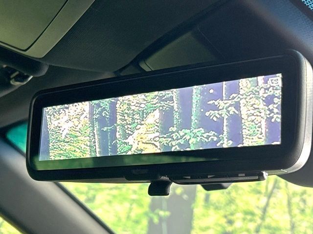 【デジタルインナーミラー】後席の大きな荷物や同乗者で後方が確認しづらい時でも安心！カメラが撮影した車両後方の映像をルームミラー内に表示。クリアな視界で状況の確認が可能です！