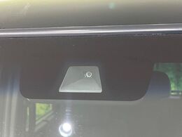 【ホンダセンシング】走行中に前方の車両等を認識し、衝突しそうな時は警報とブレーキで衝突回避と被害軽減をアシスト。より安全にドライブをお楽しみいただけます。