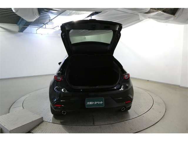こちらはバックドアを上げた状態です。シートを倒せば荷室のスペースが広くなります！用途に合わせて快適な室内空間を！