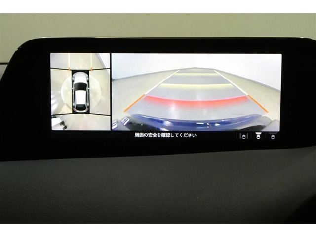 【パノラミックビューモニター】映像で、見づらい車両周辺の確認をアシスト。クルマを真上から見ているような映像を表示。 運転席から確認しにくい車両周囲の状況を把握。