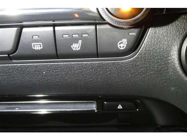 寒い季節もこちらのスイッチ一つでシートがポカポカに！これはかなり快適です！運転席と助手席にございます！！！
