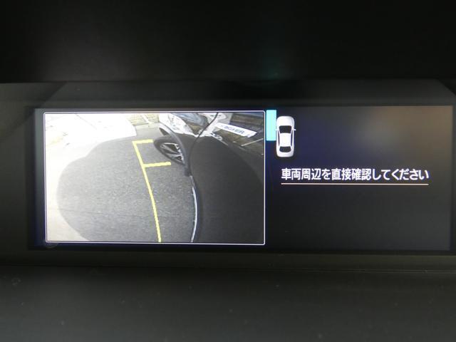 ドライバーから死角になる左前方の様子を確認するため助手席側ドアミラーにはカメラを内蔵。映像はマルチファンクションディスプレイにて確認できます。