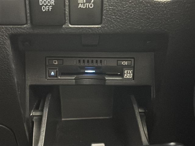 【ETC】有料道路を利用する際に料金所で停止することなく通過できる、ETC車載器（ノンストップ自動料金収受システム機器）が装備されています。セットアップを行うことで利用可能になります。