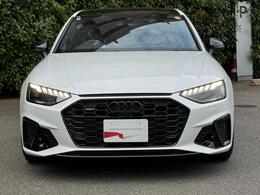 Audiデザインの特徴であるシングルフレームグリルが存在感を主張します。