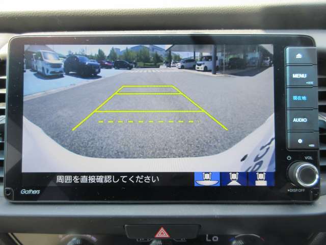 リバースギア連動のバックカメラが付いています。画面に鮮やかに写りますので夜間や雨の日も安心してバックできますね。人気装備の一つです。