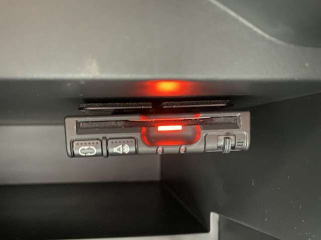 今では当たり前の装備になっているETCが最初から付いているのは嬉しいですね♪高速道路もスムーズに乗り降り出来ます♪購入後に取り付ける手間や費用が掛かる心配もありません♪