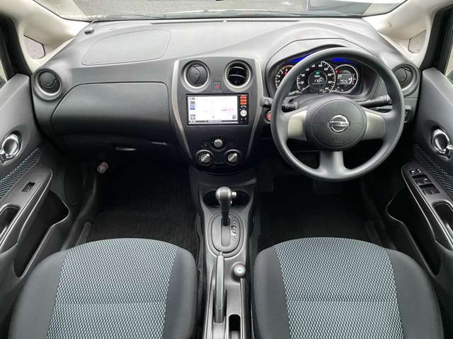 車内はご覧の通り清潔感のある室内でございます♪スイッチ類などもシンプルな操作のしやすいものですので機械が苦手な方でも安心ですね♪もちろん禁煙車なので煙草の匂いや焦げ跡はございません♪