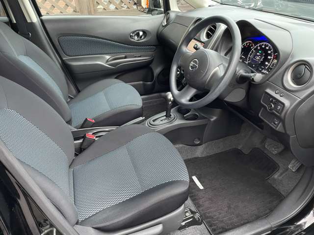 運転席の足元は広々としており、座席は大きく前後にスライド出来るので自分に合ったポジションで運転する事が出来ます♪アクセルやブレーキにクセもなくとても運転のしやすい車両です♪フロアマットも全席装備♪