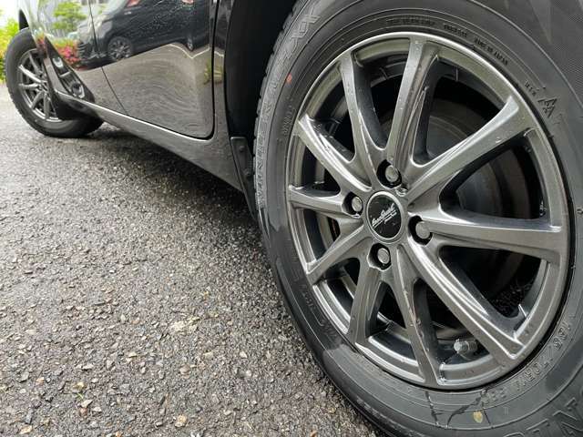ボディとマッチした社外アルミ装着車となっております♪ガリキズやブレーキダスト等の汚れも少なくキレイな状態です♪車は足元からと言葉がピッタリな車両です♪夏・冬タイヤのご相談もお気軽にお申し付けください♪
