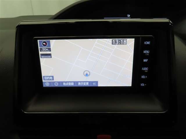 純正SDメモリーナビを装備しています。簡単な操作で行き先を入力することができ、音声で目的地まで案内してくれます。初めて訪れる場所も安心です。快適なドライブを楽しんでみてはいかがでしょうか。