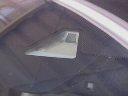 【ホンダセンシング】走行中に前方の車両等を認識し、衝突しそうな時は警報とブレーキで衝突回避と被害軽減をアシスト。より安全にドライブをお楽しみいただけます。