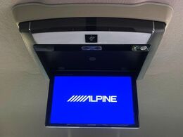 【フリップダウンモニター】大画面モニターで後席でもエンタメをお楽しみいただけます。小さなお子様にも大人気の装備です♪