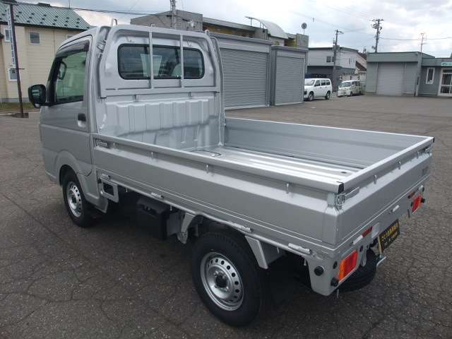 乗用車法定24ヶ月定期点検を含む105項目(貨物車119項目)にわたる分解・点検検査を行います。おクルマの安全性を維持し、お客様に安全・安心感をお持ち帰りいただいております。