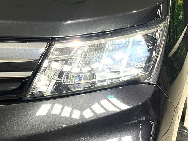 【LEDヘッドライト】悪天候や夜間走行時も良好な視界を確保し安心して運転できる高輝度LEDヘッドライトを装備！点灯速度が早く、消費電力も抑えられています。