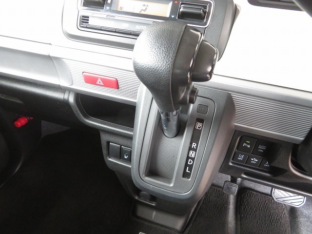 インパネシフトだから視線の移動も少なく足元もスッキリ♪運転席もゆったりしているのでゆとりを持ってドライブできますね！