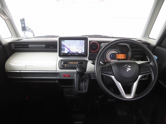 シンプルながら、機能性溢れるインパネ廻りです、視界性も良く運転しやすいです。各操作スイッチ類なども使いやすい位置に配置されています。