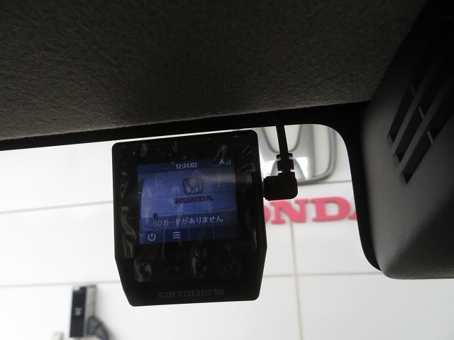 『ドライブレコーダー』を装備♪動画を残すことで万が一の事態に遭遇した時の必須アイテムです！急ブレーキ・急ハンドルが起こった際、自動で記録が上書きされずに保存され、後でPC等で確認出来ます。